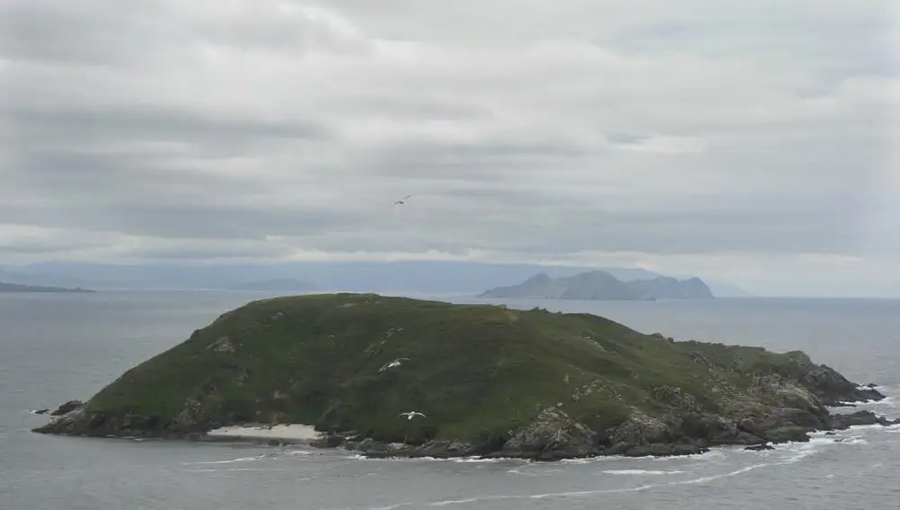 La isla de Onza con el archipiélago de las Cíes al fondo, parte del Parque de las Islas Atlánticas