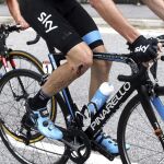El ciclista del Sky ,Chris Froome, en el pelotón herido en la rodilla durante la 11ª etapa de la Vuelta