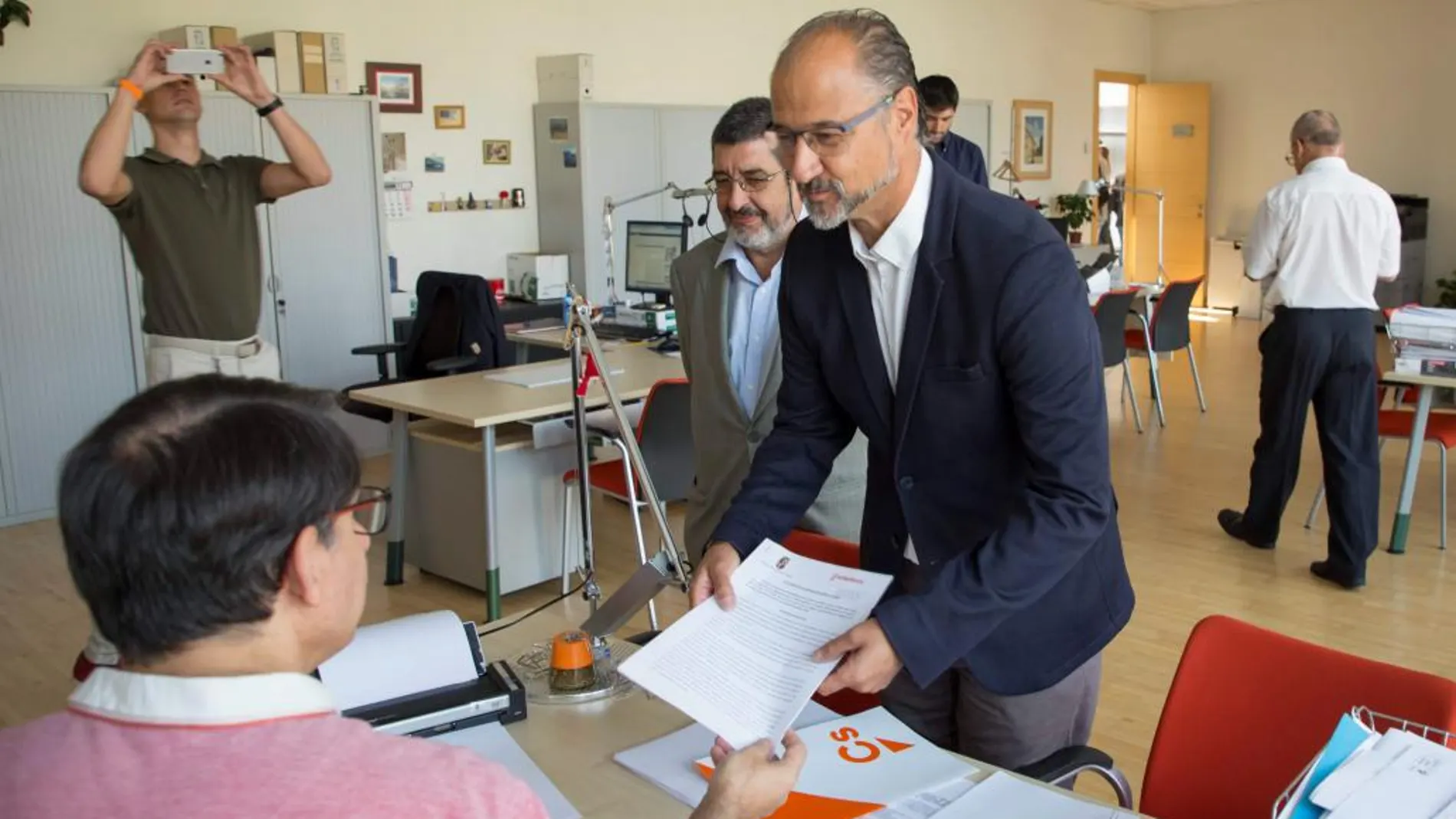 Luis Fuentes registra junto a Manuel Mitadiel en las Cortes su propuesta de reforma de la ley de control de los senadores