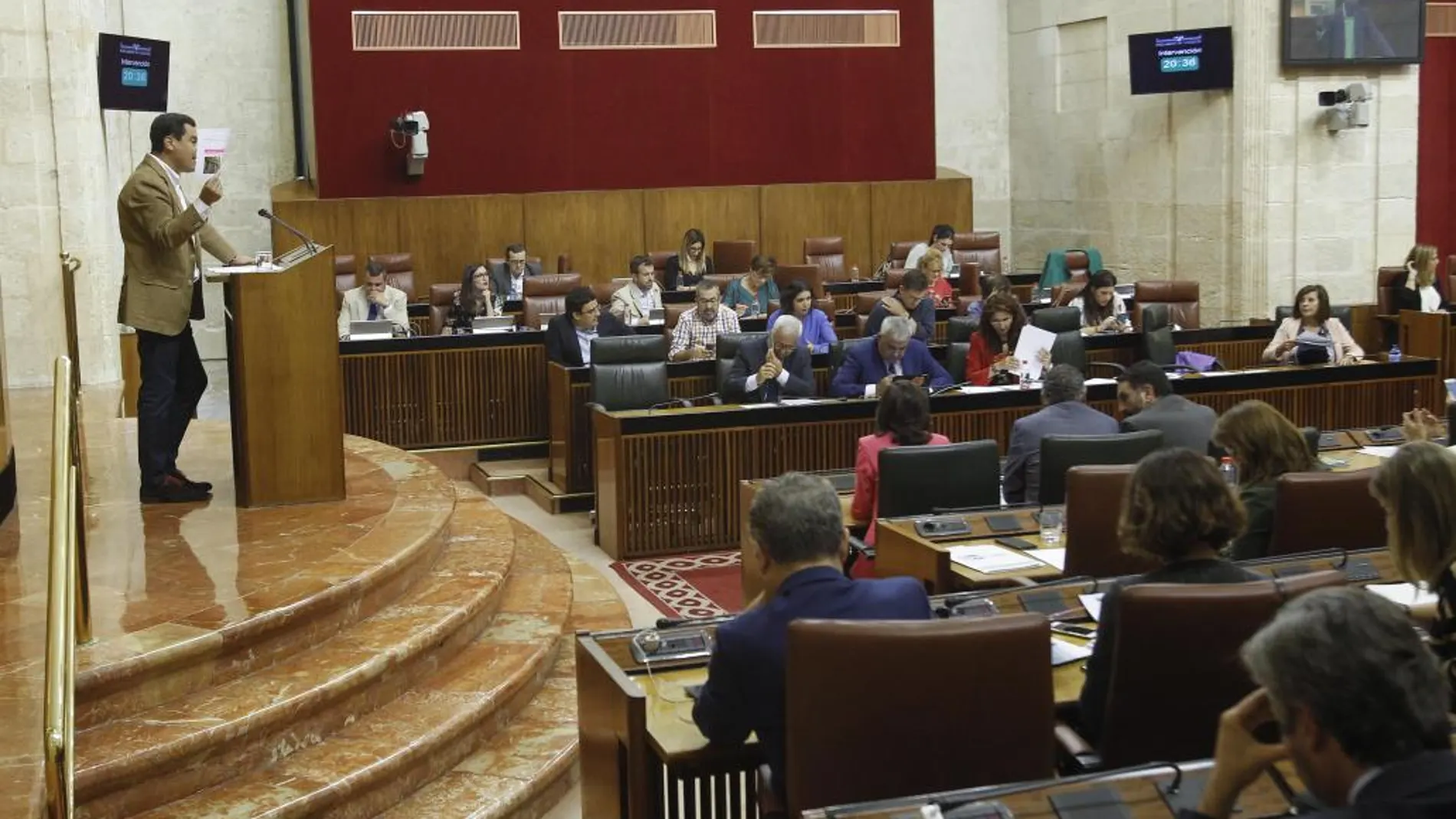 Juanma Moreno, ayer, durante su intervención, en la que no estuvo presente Susana Díaz