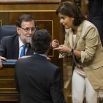 Mariano Rajoy charla en su escaño con Soraya Sáenz de Santamaría