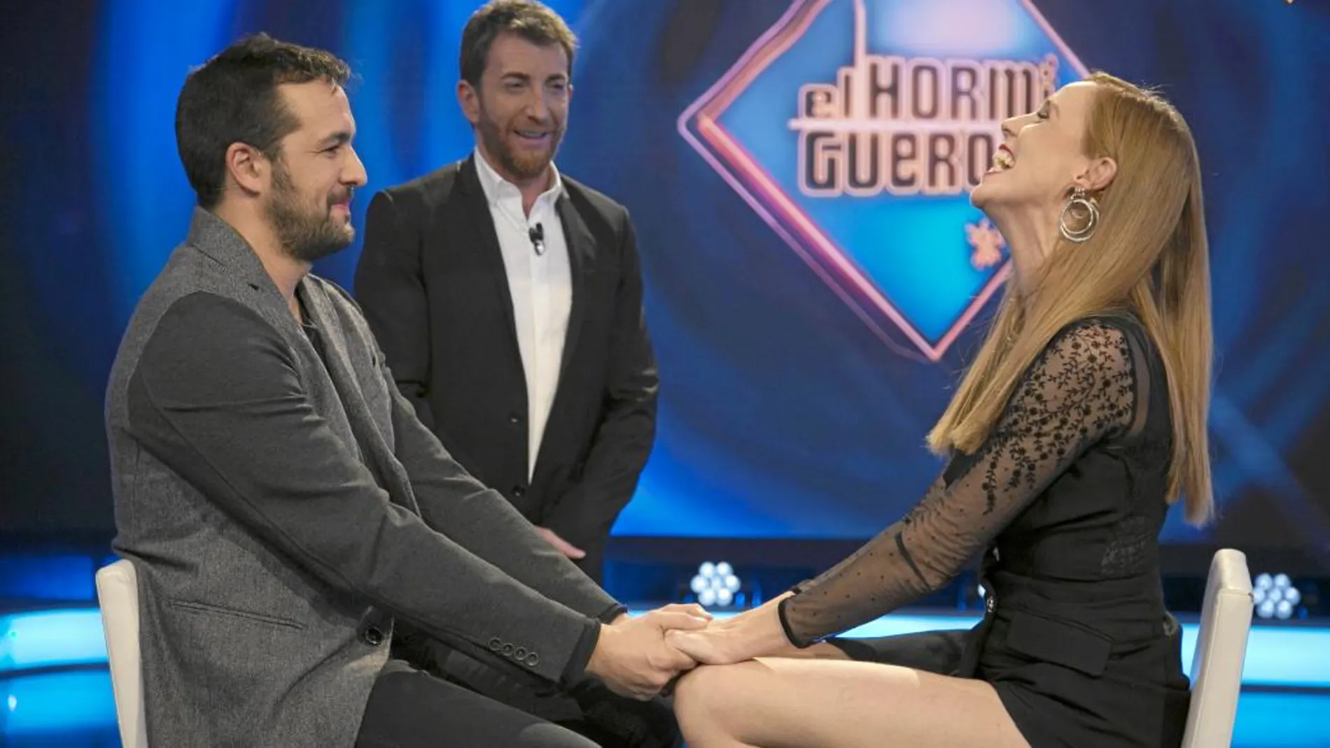 Instante de «El Hormiguero 3.0», en el que el novio de María Castro le pide matrimonio en presencia de Pablo Motos