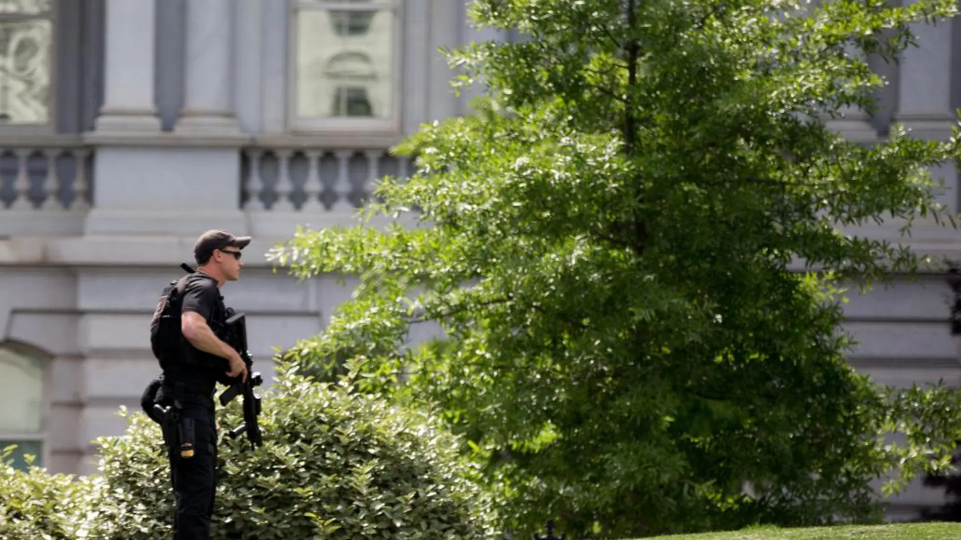 Un agente del Servicio Secreto de la casa Blanca, vigila en la zona norte ajardinada