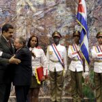Nicolas Maduro (i) recive la medalla de la Orden de Jose Marti del presidente de Cuba, Raul Castro