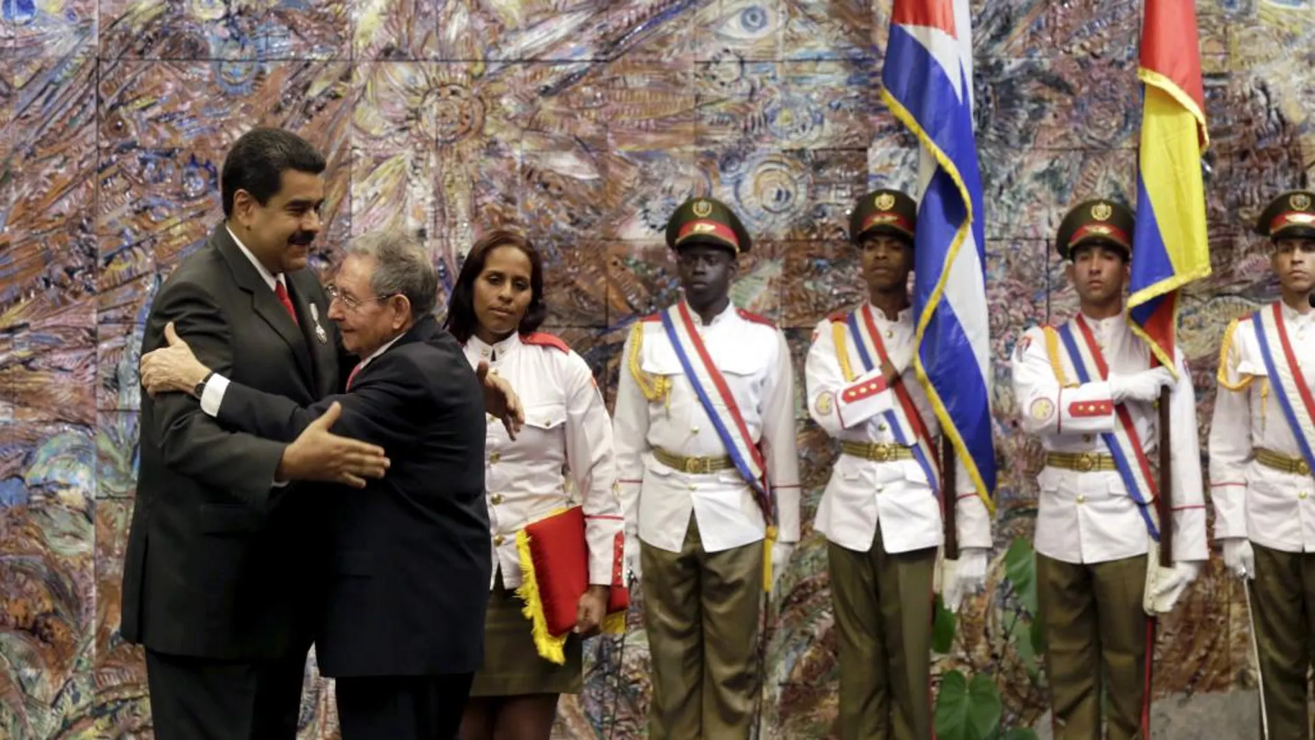 Nicolas Maduro (i) recive la medalla de la Orden de Jose Marti del presidente de Cuba, Raul Castro