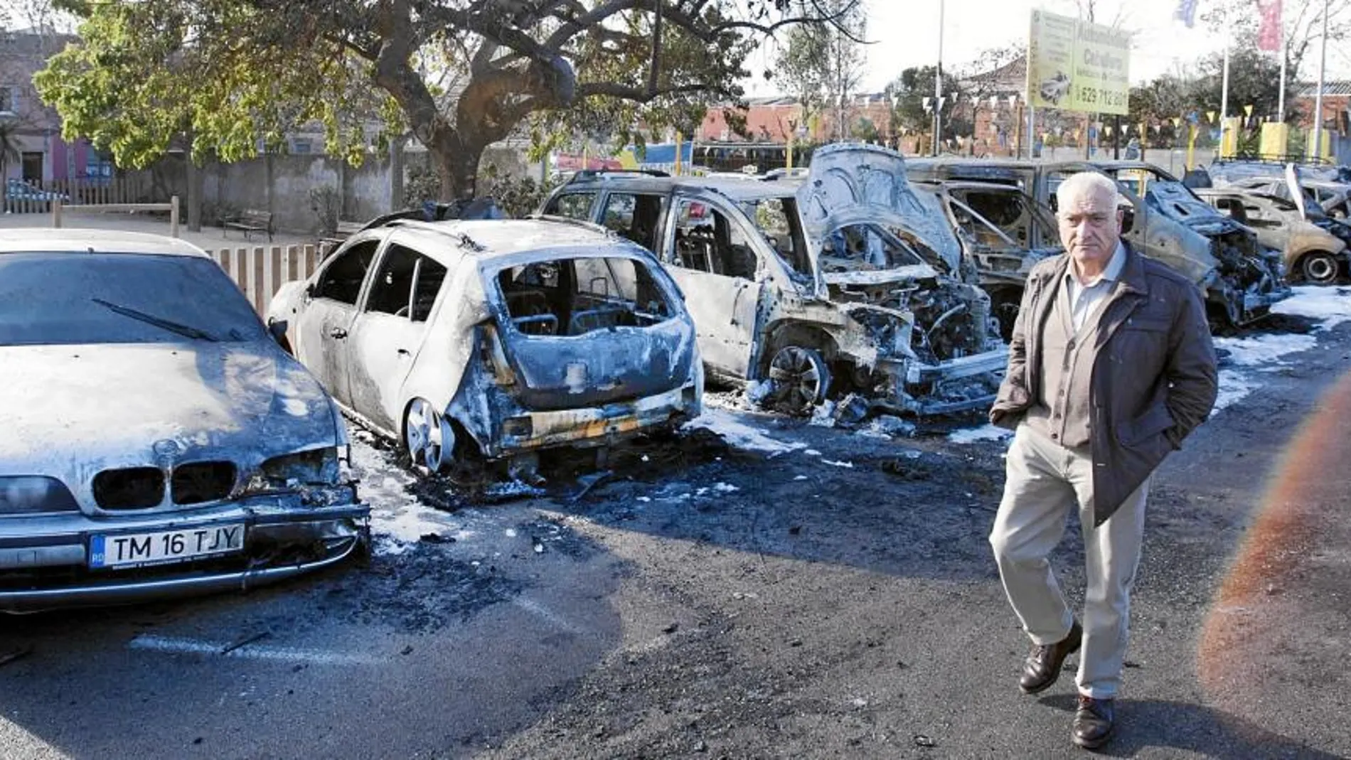 Una treintena de coches quedaron afectados por un incendio que se desató ayer de madrugada en la calle Carme de Esplugues de Llobregat