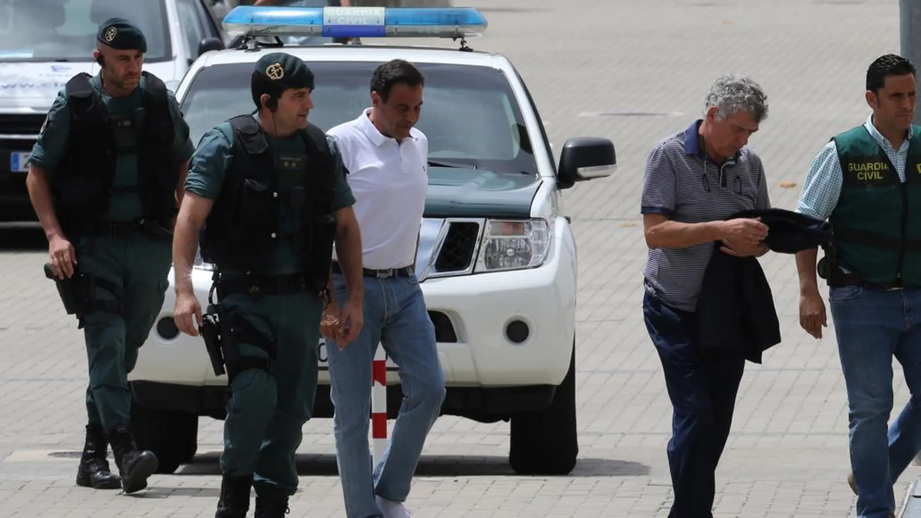 Ángel María Villar, el pasado martes, en uno de los registros policiales de la «operación Soule»