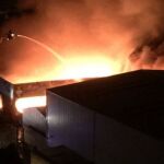 Los bomberos de Londres tratan de controlar el incnedio