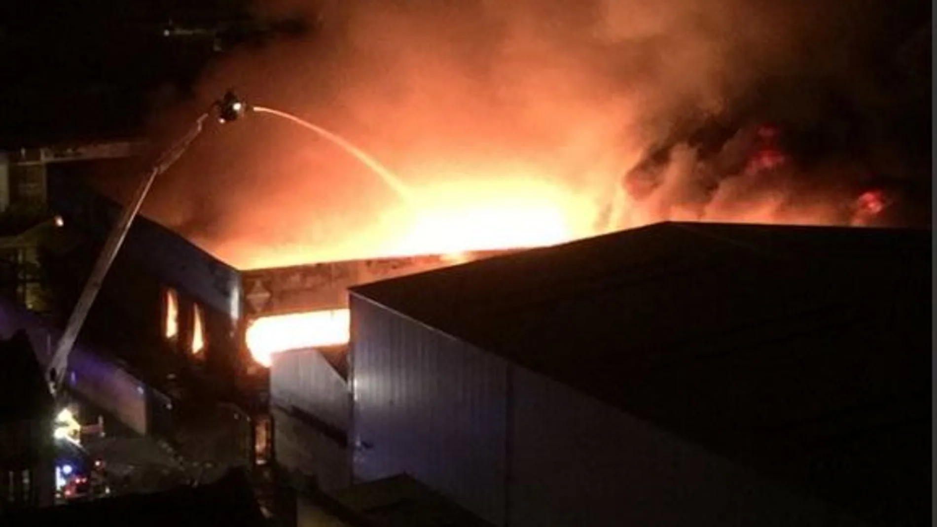 Los bomberos de Londres tratan de controlar el incnedio