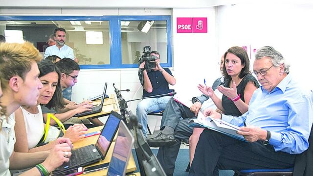 Los socialistas Adriana Lastra y Manuel Escudero, ayer con los medios en la sede de Ferraz