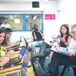 Los socialistas Adriana Lastra y Manuel Escudero, ayer con los medios en la sede de Ferraz