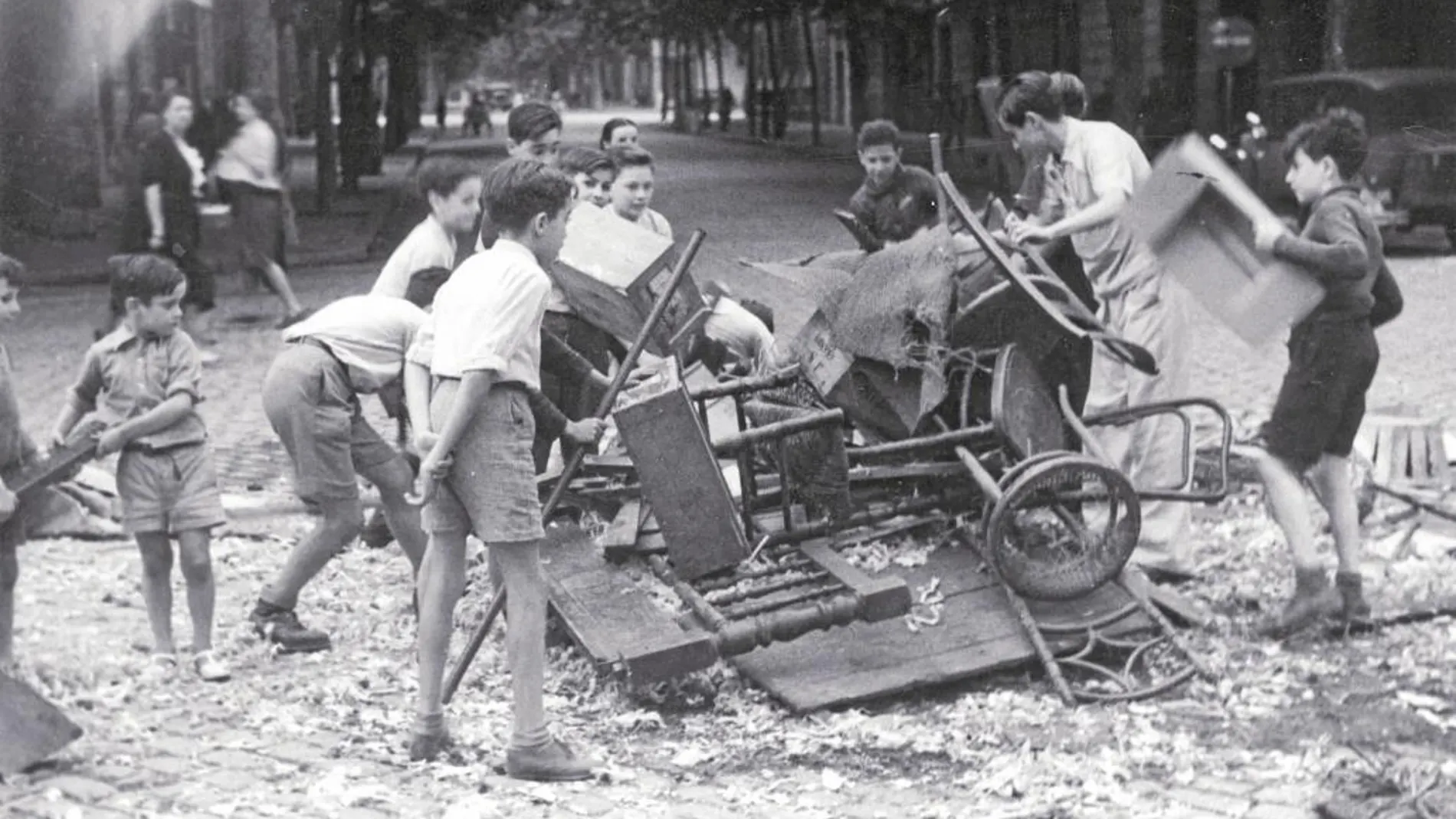 Niños organizando una hoguera en la Barcelona que acababa de salir de la Guerra Civil