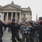 Agentes de la policía belga arrestan a los manifestantes en la plaza de la Bolsa de Bruselas.