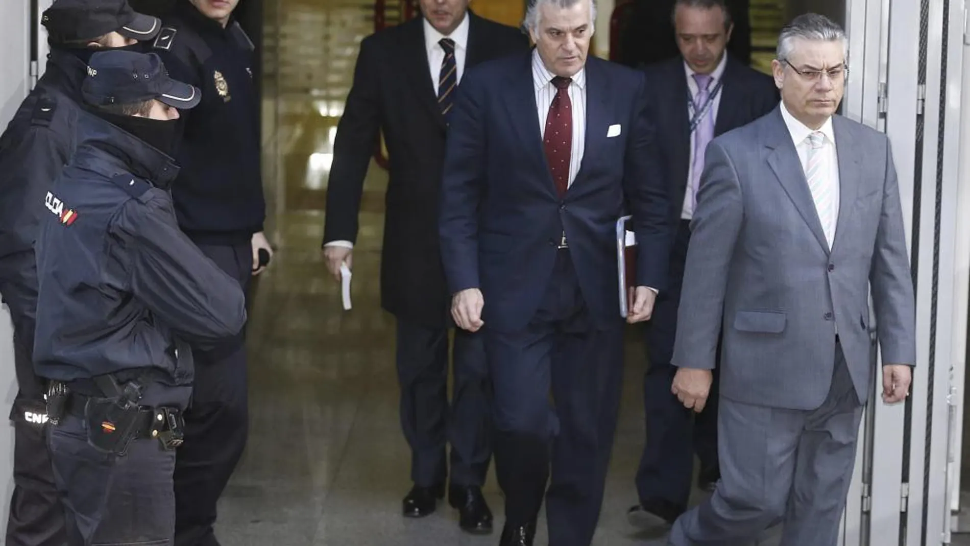 El extesorero del Partido Popular Luis Bárcenas abandona la Audiencia Nacional tras declarar ante el juez Pablo Ruz