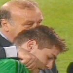 Del Bosque abraza a Iker Casillas tras la final de la Champions de 2002, en Glasgow