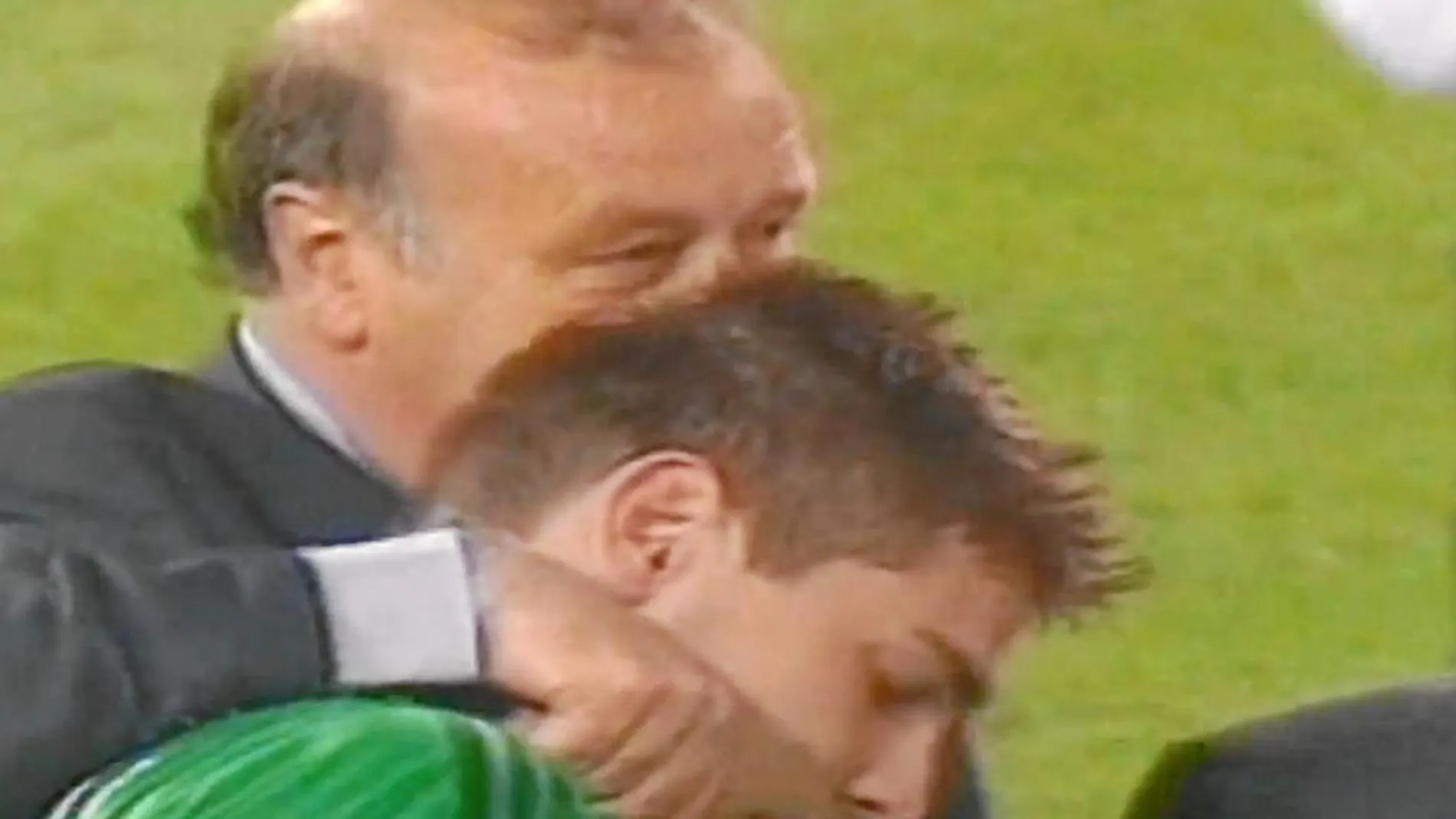 Del Bosque abraza a Iker Casillas tras la final de la Champions de 2002, en Glasgow