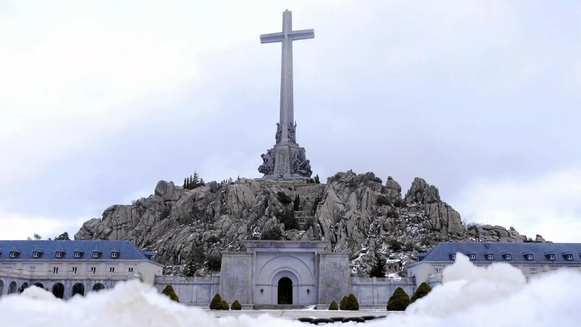 El monumento del Valle de los Caídos está coronado por una enorme cruz de 150 metros de altura