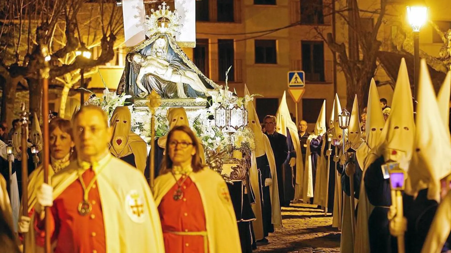La procesión del Silencio recorrió las calles de Ávila en la madrugada del Miércoles al Jueves Santo. Miles de abulenses la presenciaron y la lluvia respetó durante todo el trayecto