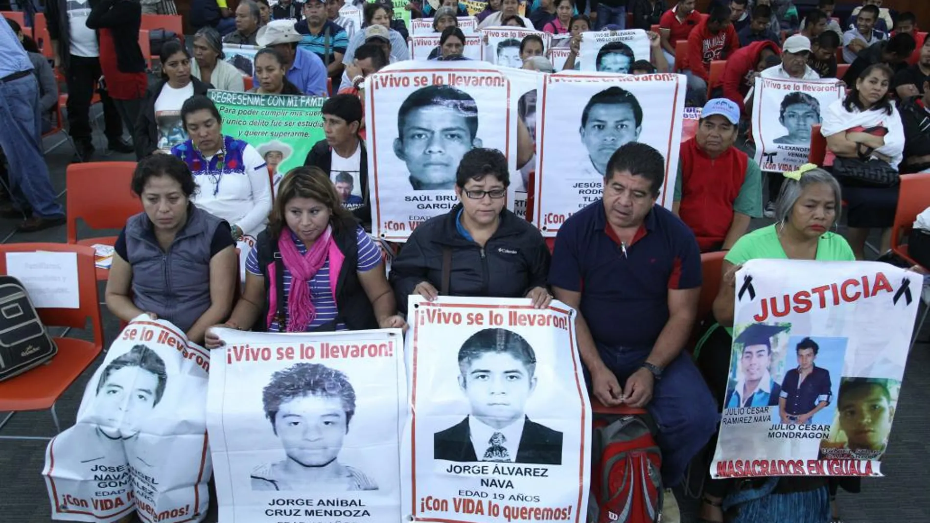 Familiares de los 43 desaparecidos en Iguala (México), asisten a la conferencia de prensa de la Comisión Internacional de Derechos Humanos.