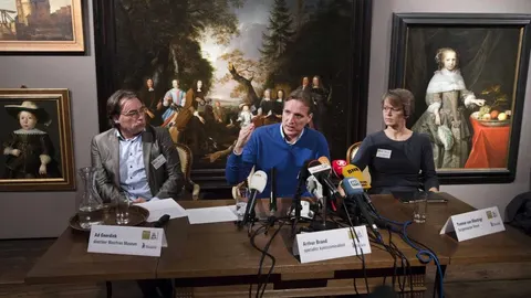 El director del Museo del Oeste de Frisia, Ad Geerdink (i), y los investigadores Arthur Brand(c) y Alex Omhoff, informan en rueda de prensa de que una colección de veinticuatro cuadros del siglo XVII robada en 2005 en el museo ha aparecido en Ucrania y está presuntamente en manos de una milicia ultranacionalista que exige 5 millones de euros a cambio de devolverla, en Hoorn (Holanda)