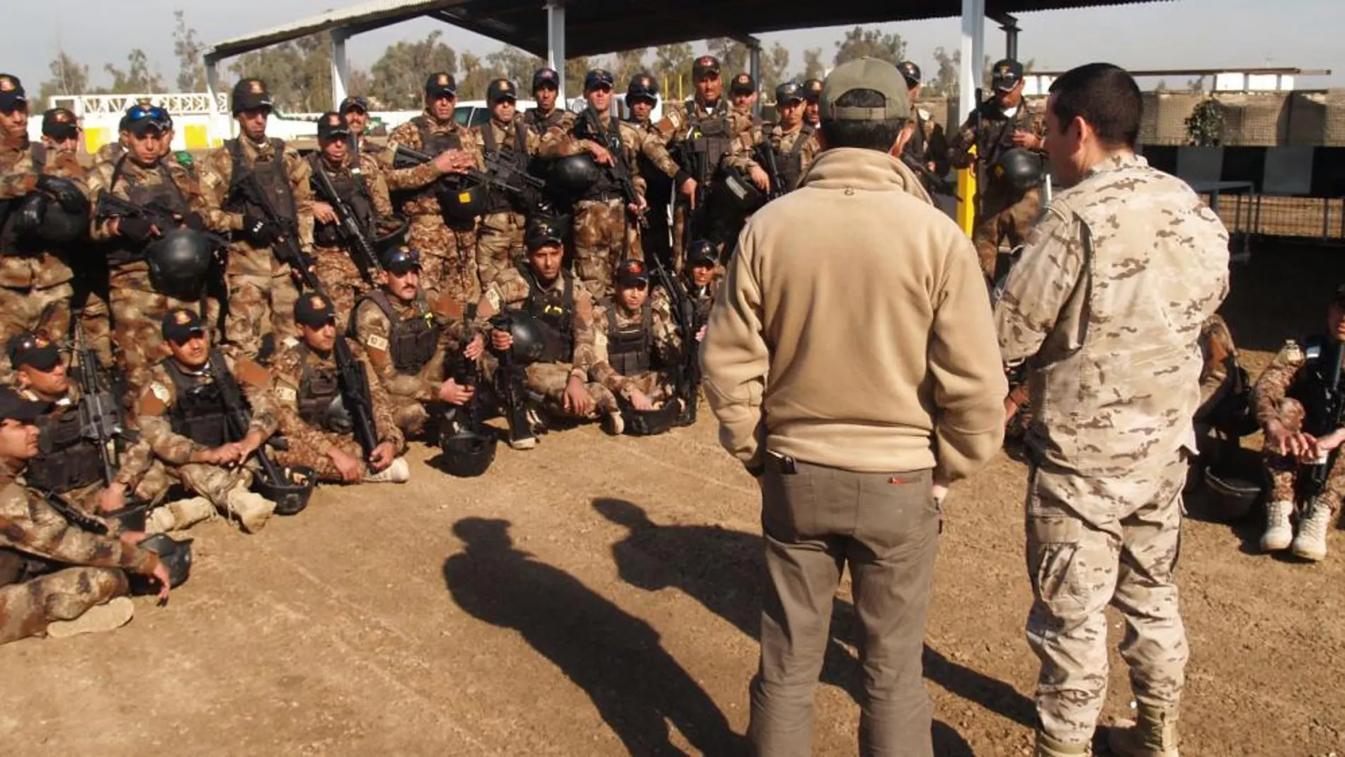 Del Castillo, a la derecha de espaldas, durante la instrucción a los soldados iraquíes