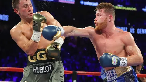 Fotografía cedida por Golden Boy Promotions del púgil kazako Gennady Golovkin (d) en acción ante el mexicano Sául "Canelo"Álvarez (i) durante una pelea hoy, sábado 16 de septiembre de 2017, en Las Vegas, Nevada (EE.UU.).
