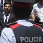El jugador del FC Barcelona Lionel Messi (i), sale de la Audiencia de Barcelona tras declarar.
