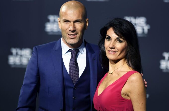 El entrenador francés del Real Madrid, Zidane Zidane, posa ante los fotógrafos junto a su esposa Veronique