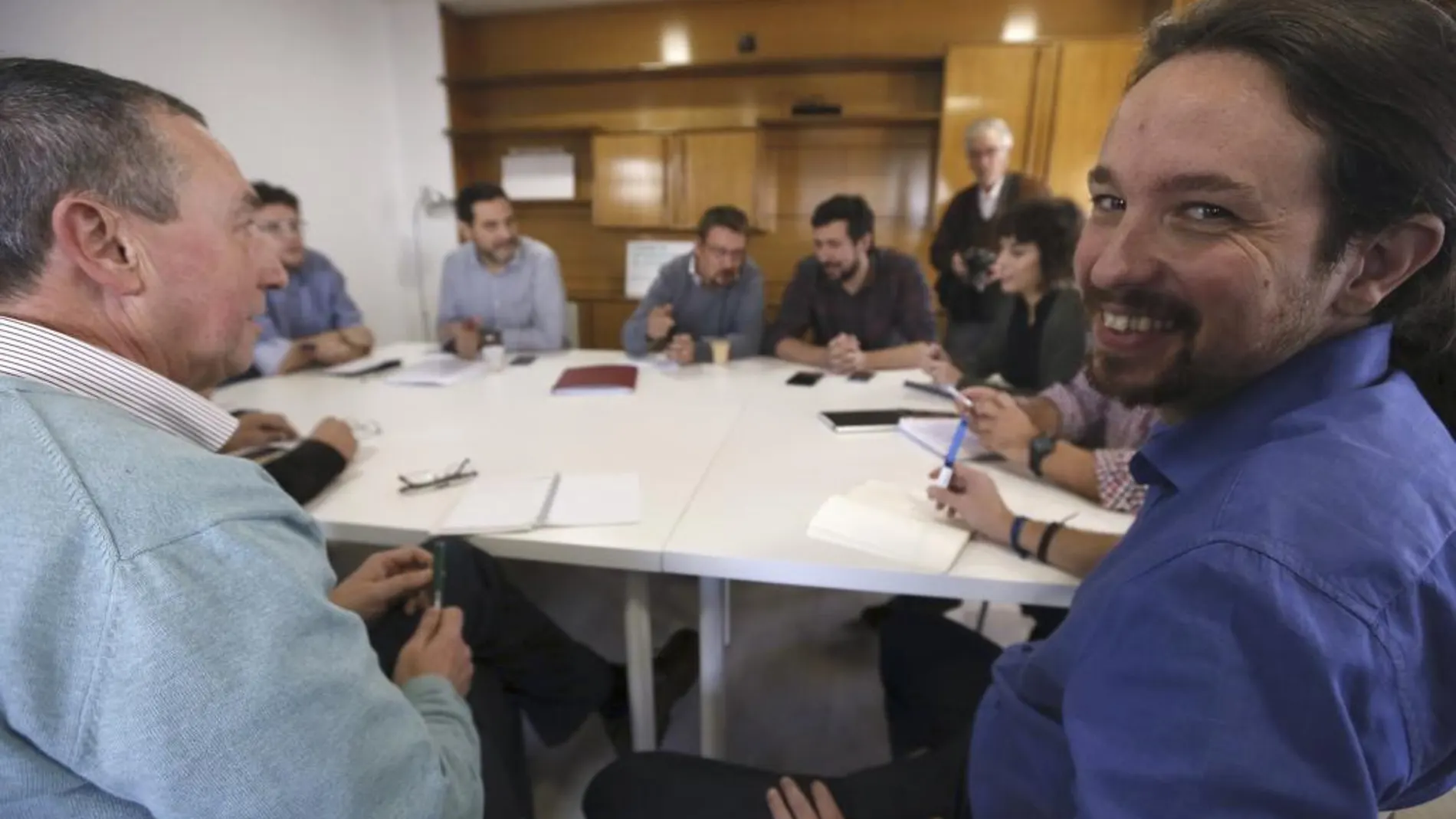 El líder de Podemos, Pablo Iglesias, durante la reunión que ha mantenido con representantes de los diputados de las diversas candidaturas de confluencia.
