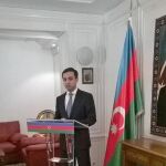 Instante en el que el embajador de Azerbaiyán pronuncia su discurso