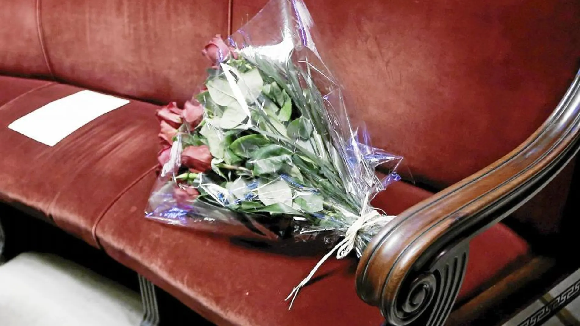 Flores en la bancada del PP en el Ayuntamiento de Valencia en su recuerdo