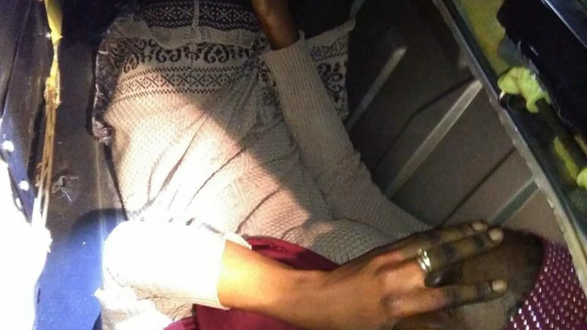 Fotografía facilitada por la Guardia Civil,de la mujer oculta en el asiento del vehículo