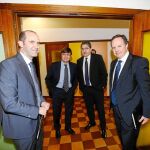 Javier González, director del Colegio Mayor Peñafiel, conversa con los directores de Comunicación de Vocento, Óscar Campillo, y del Grupo Zeta, Miguel Ángel Liso, en presencia del director de Onda Cero y Antena 3 en Castilla y León, Ignacio Fernández Sobrino, poco antes del comienzo de esta tradicional jornada de reflexión