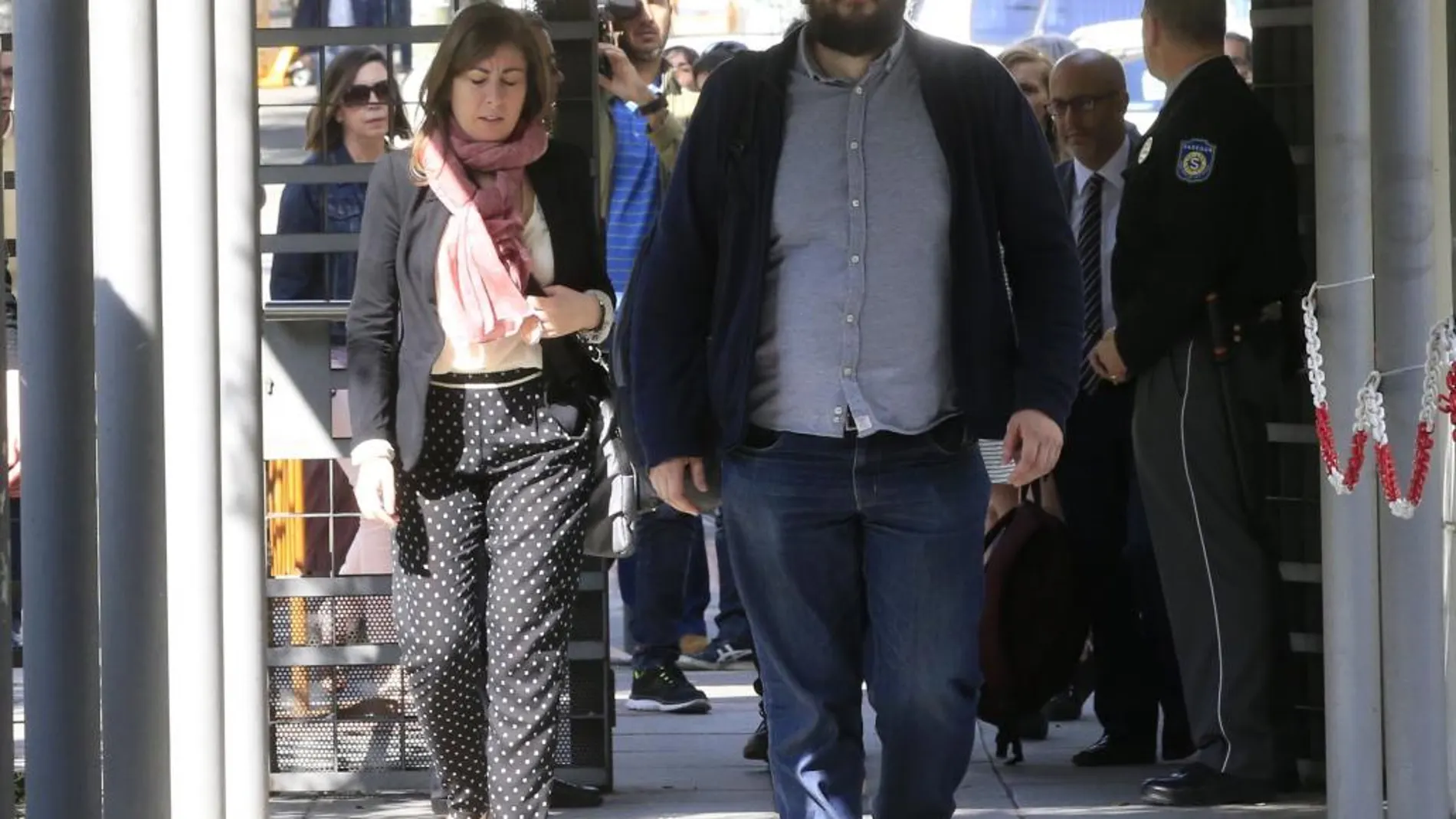 El concejal del Ayuntamiento de Madrid Guillermo Zapata, a su llegada hoy al Juzgado.