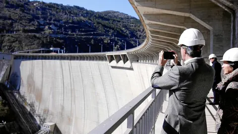 El presidente del Canal de Isabel II, Ángel Garrido, hace una fotografía en una galería de la Presa de El Atazar