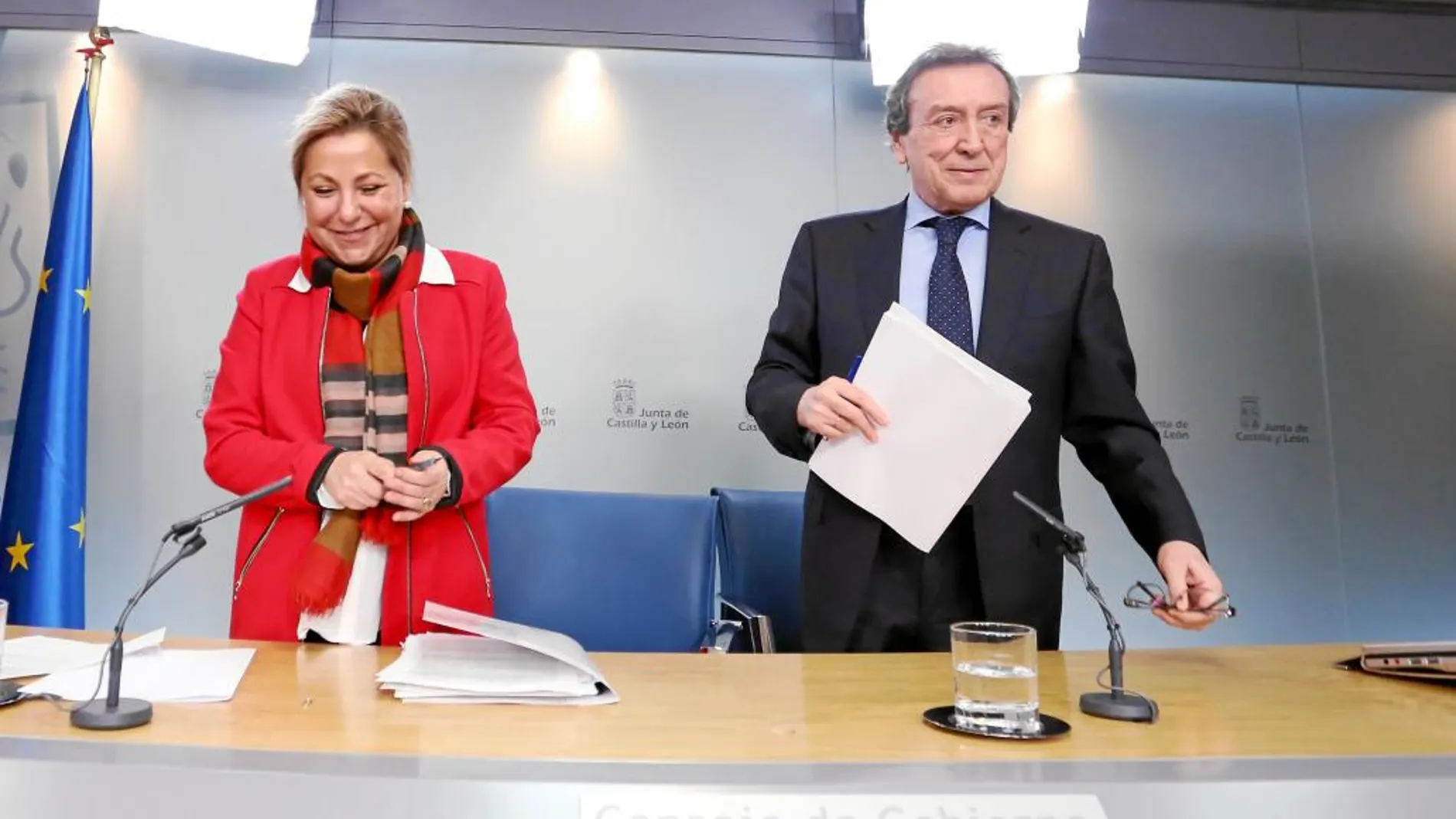 La vicepresidenta Rosa Valdeón junto con el consejero de Presidencia, José Antonio de Santiago-Juárez