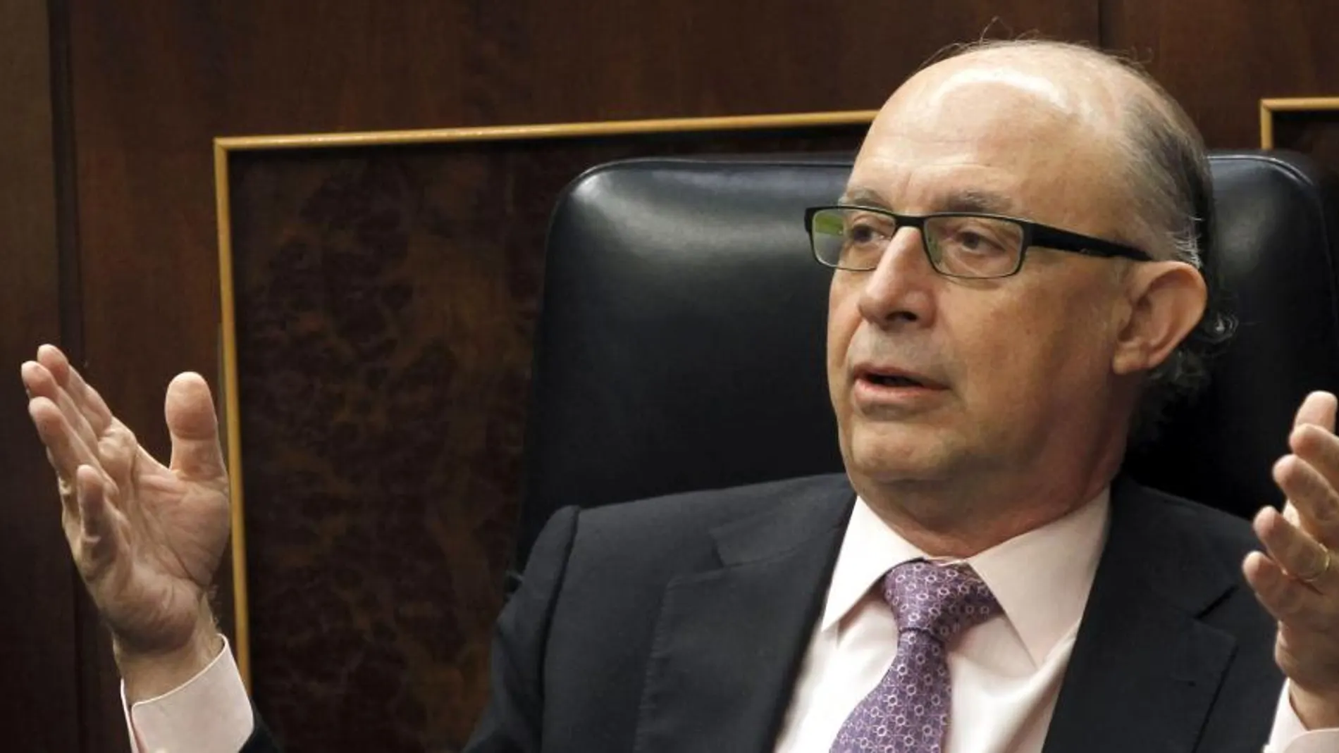 El ministro de Hacienda, Cristóbal Montoro, durante la sesión de control al Gobierno