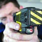 Los Mossos siguen pendientes de recibir 134 pistolas eléctricas