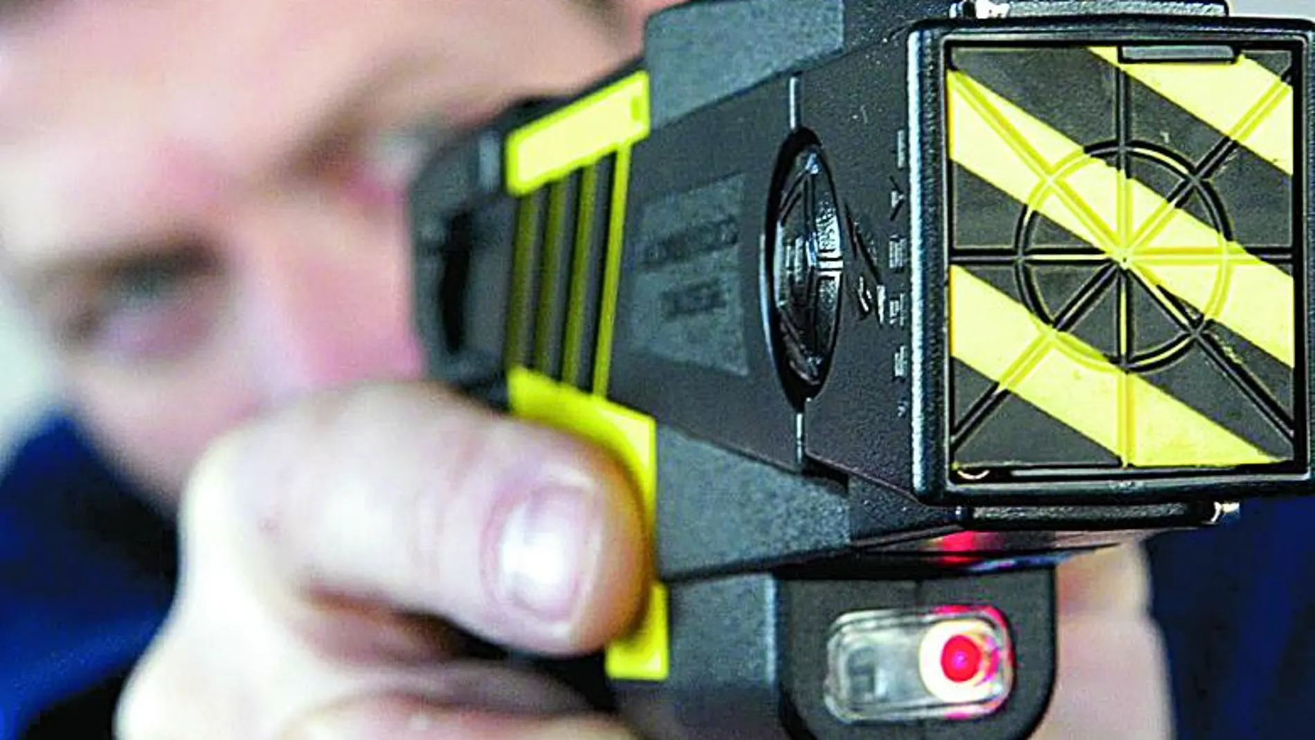 Los Mossos siguen pendientes de recibir 134 pistolas eléctricas
