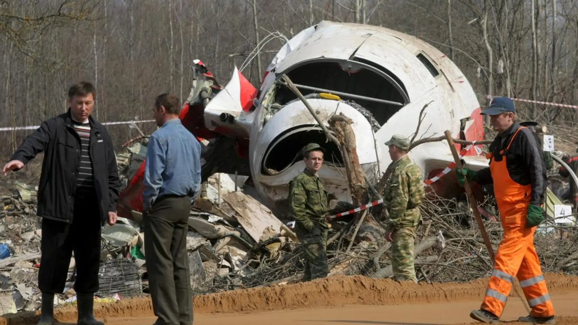Imagen de archivo de miembros de los equipos de rescate rusos inspeccionan los restos del avión Tupolev-154 en el que viajaba el presidente polaco, Lech Kaczynski, y otras 95 personas, entre ellas altos cargos políticos y militares polacos y que se estrelló cerca del aeropuerto de Smolensk (Rusia)