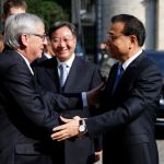 El presidente de la Comisión Europea (CE), Jean-Claude Juncker, le da la bienvenida al primer ministro chino, Li Keqiang, en Bruselas