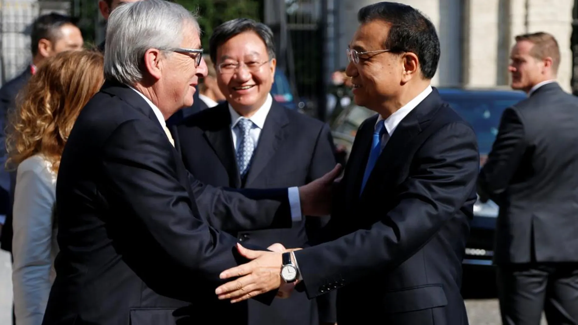 El presidente de la Comisión Europea (CE), Jean-Claude Juncker, le da la bienvenida al primer ministro chino, Li Keqiang, en Bruselas