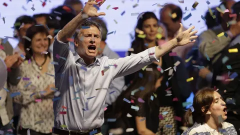 Mauricio Macri baila tras saludar a sus seguidores en Buenos Aires, Argentina