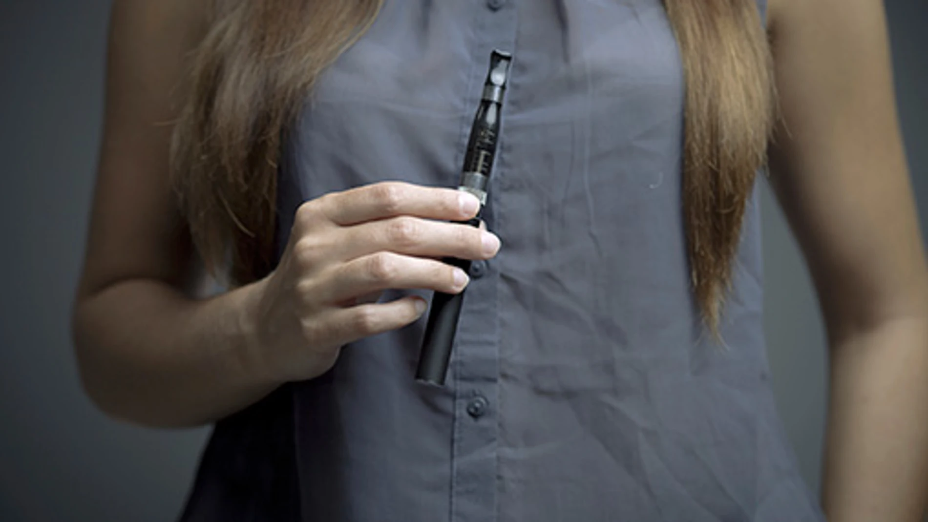 Los cigarrillos electrónicos serán regulados como si fueran tabaco