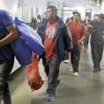 Primeras deportaciones. Un grupo de mexicanos aterriza ayer en el aeropuerto de Ciudad de México tras ser expulsados de Estados Unidos