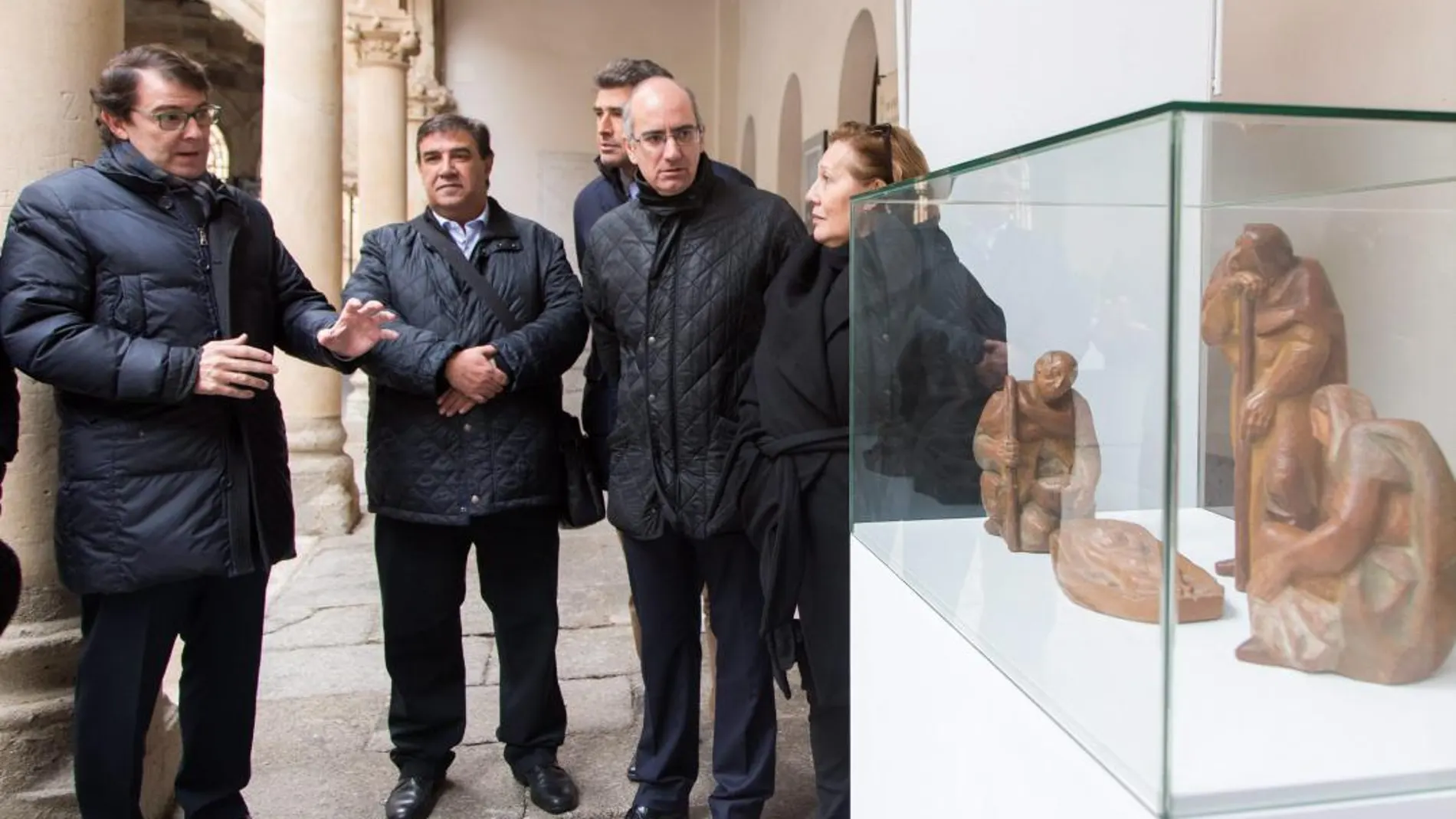 Fernández Mañueco y Javier Iglesias visitan la exposición