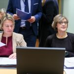 La ministra española de Agricultura, Pesca, Alimentación y Medio Ambiente, Isabel García Tejerina (d), y la titular de Agricultura de la región belga de Flandes, Joke Schauvliege, durante el Consejo de ministros de Agricultura y Pesca de la Unión Europea (UE)