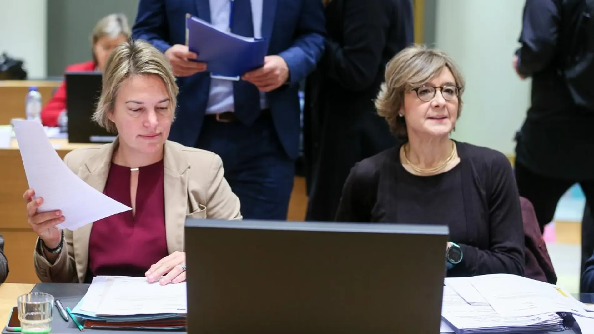 La ministra española de Agricultura, Pesca, Alimentación y Medio Ambiente, Isabel García Tejerina (d), y la titular de Agricultura de la región belga de Flandes, Joke Schauvliege, durante el Consejo de ministros de Agricultura y Pesca de la Unión Europea (UE)