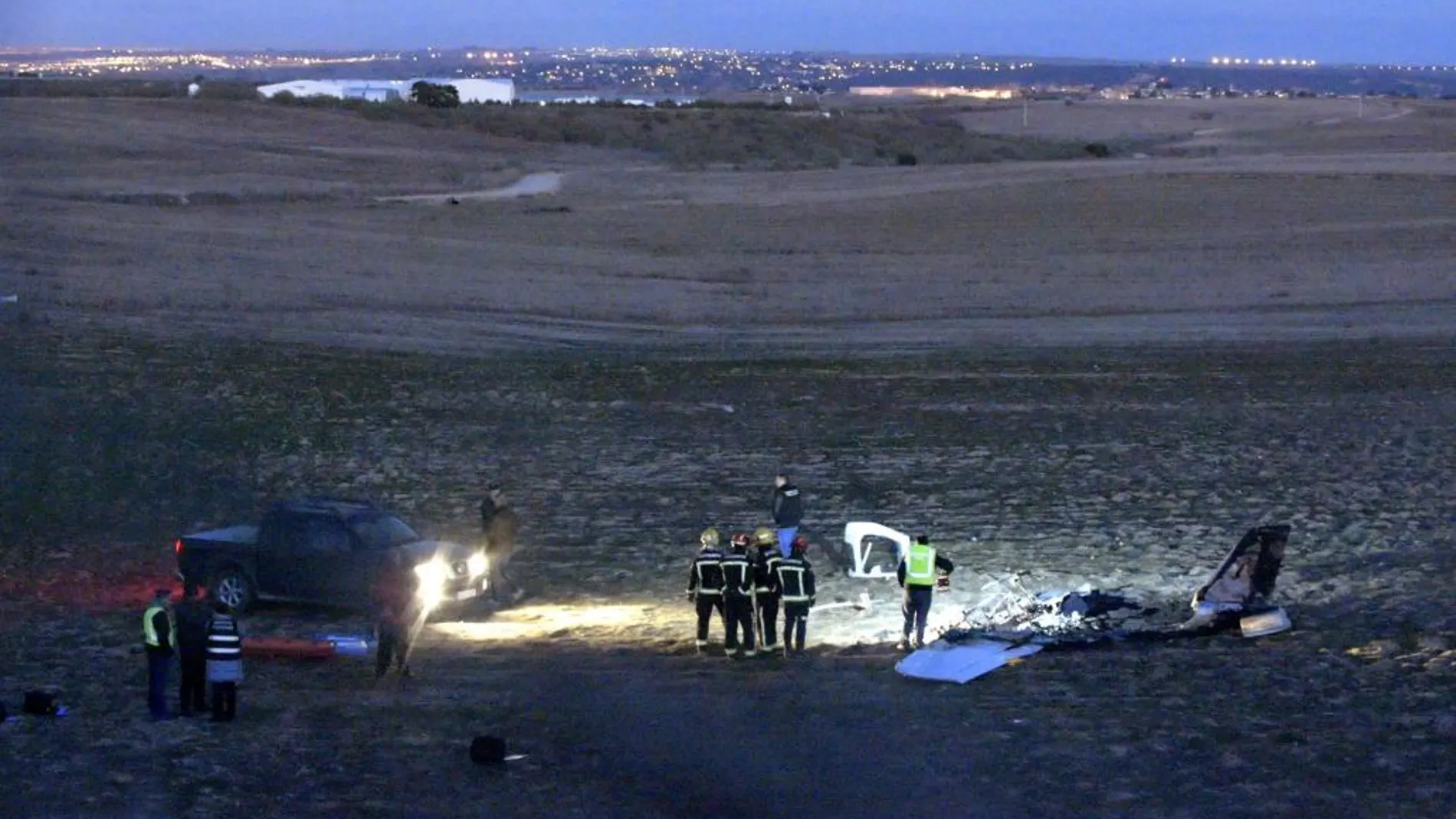 La Guardia Civil junto a los restos de la avioneta