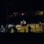 Los inmigrantes intentan saltar la valla de Melilla